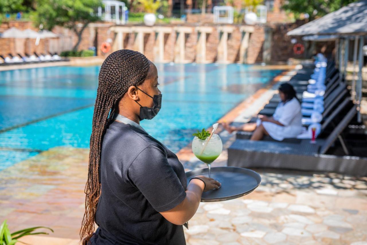 The Capital Zimbali Hotell Ballito Eksteriør bilde A waitress wearing a face mask at a hotel in Kigali, Rwanda