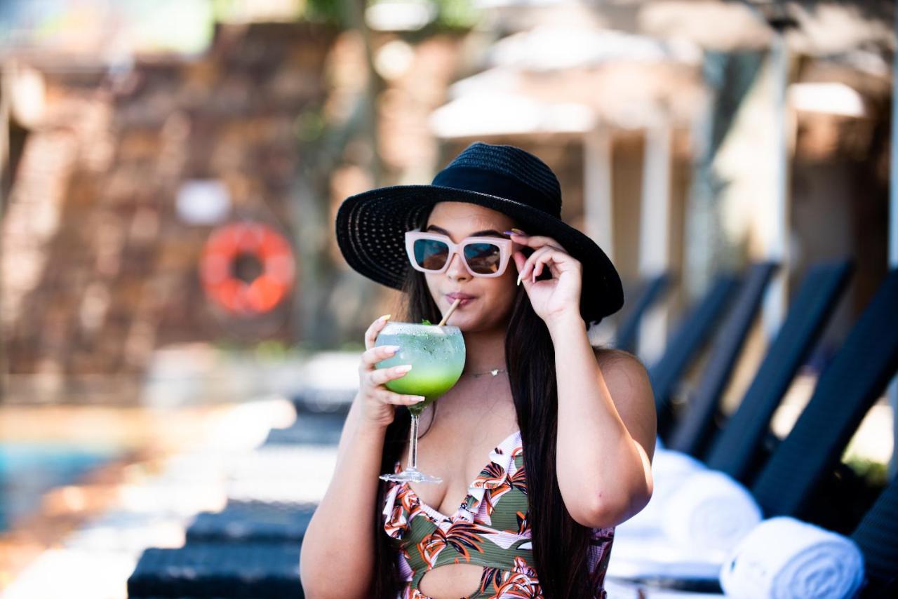 The Capital Zimbali Hotell Ballito Eksteriør bilde A woman wearing a hat