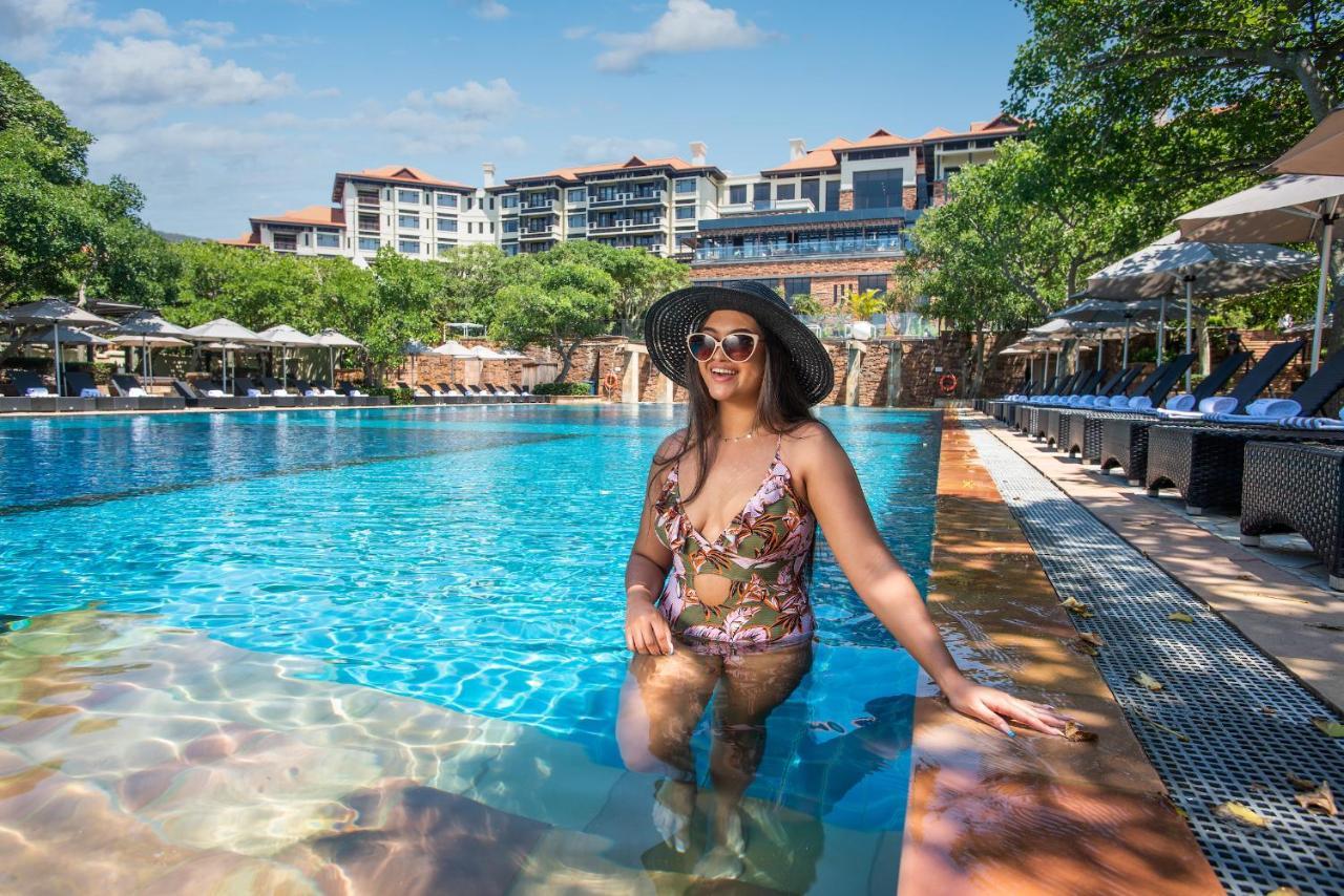 The Capital Zimbali Hotell Ballito Eksteriør bilde A woman wearing a sun hat