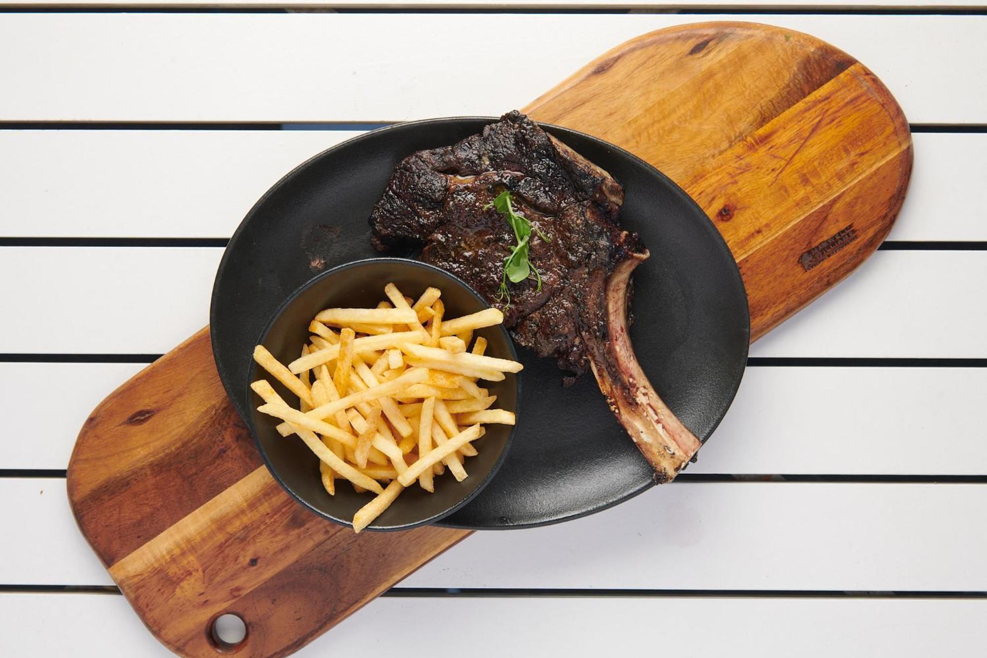 The Capital Zimbali Hotell Ballito Eksteriør bilde A steak and chips meal
