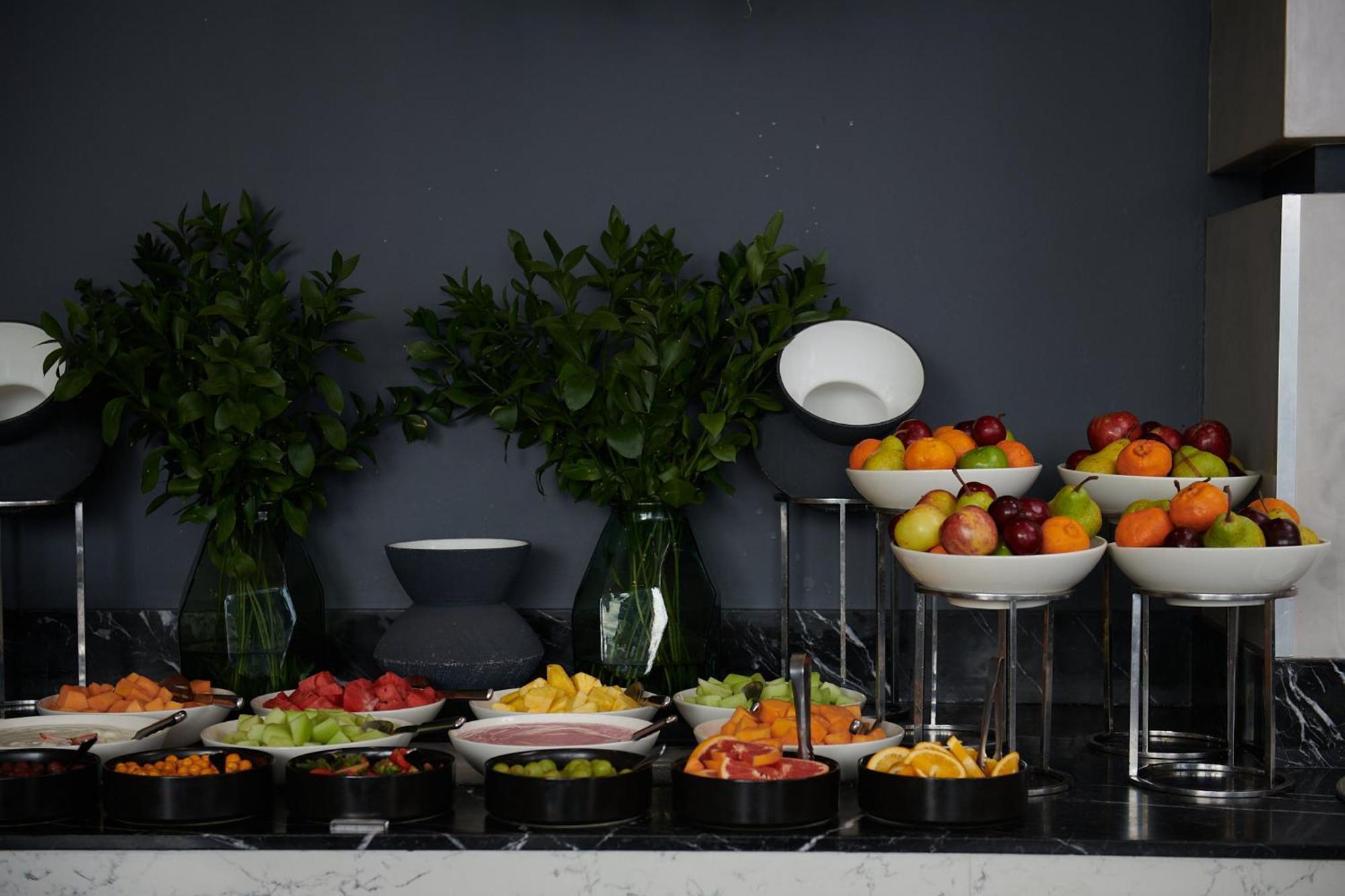 The Capital Zimbali Hotell Ballito Eksteriør bilde A fruit salad buffet